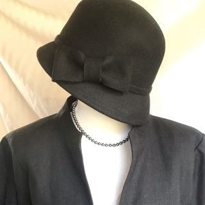 Black wool cloche hat with bow NWOT